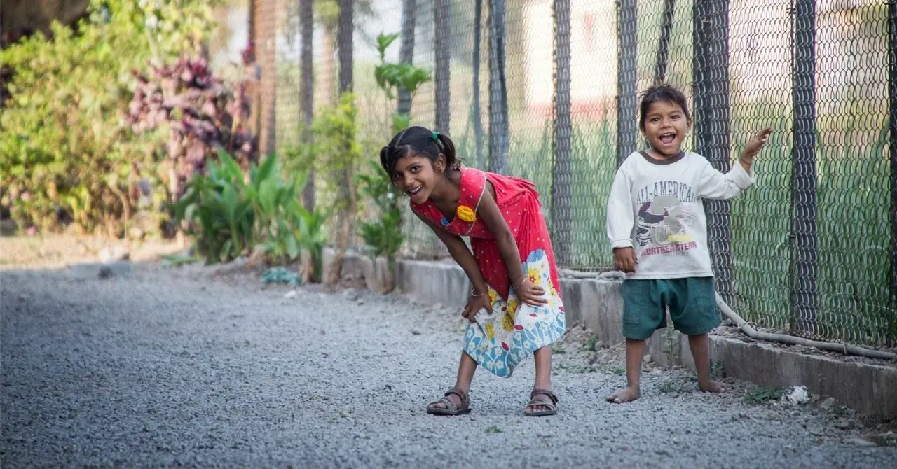 子どもたちが道路に立っておりこちらを見ている